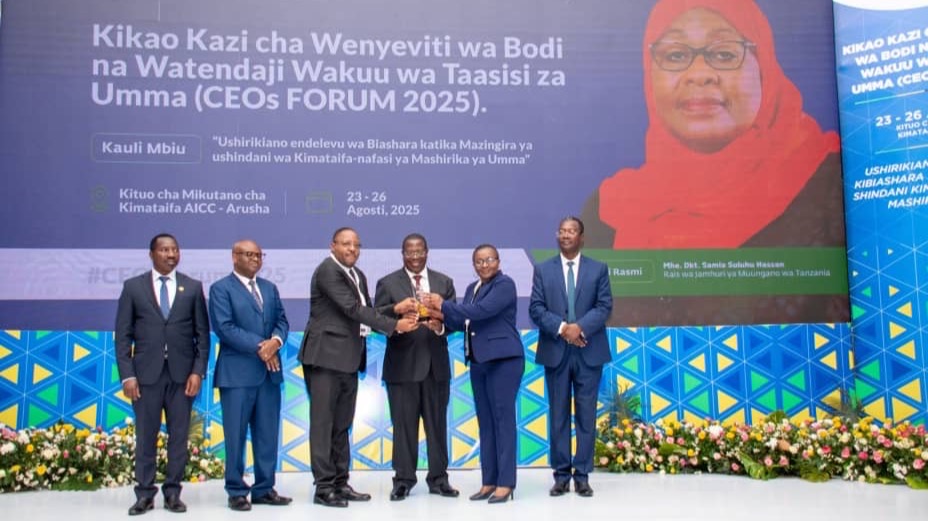 MAKAMU WA RAIS ISDORY MPANGO AMEKABIDHI ZAWADI YA MSHINDI WA PILI KWA WRRB KATIKA KUNDI LA UTENDAJI MZURI KATIKA KUTOA HUDUMA